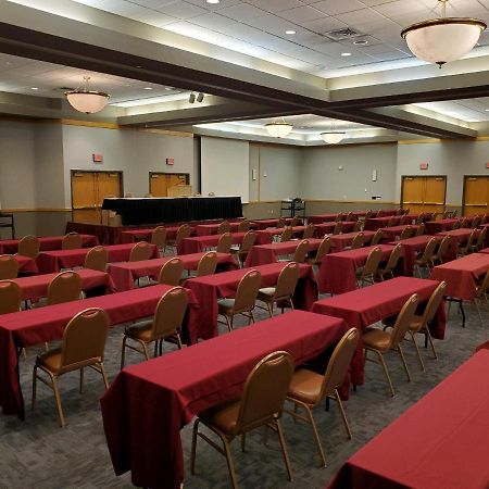 Crossroads Hotel And Huron Event Center Bagian luar foto