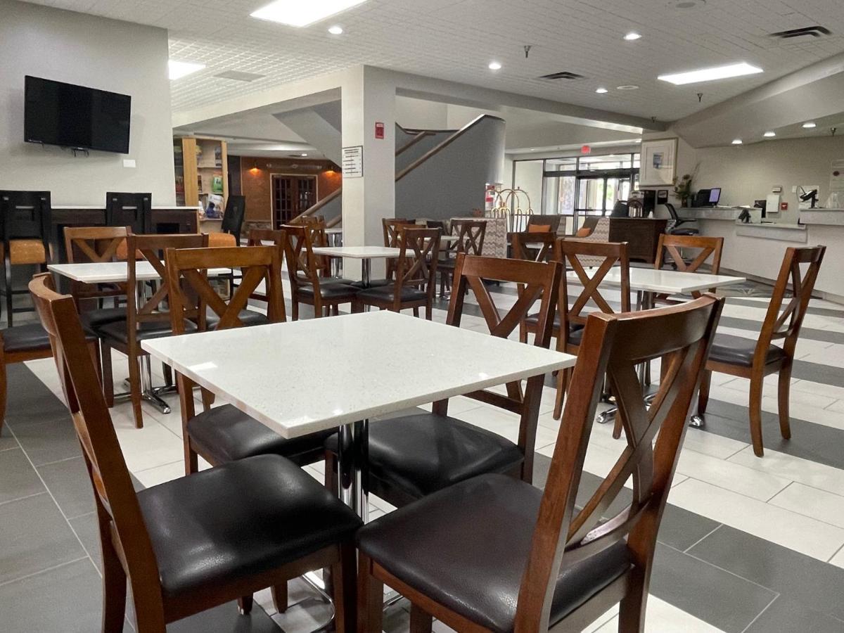 Crossroads Hotel And Huron Event Center Bagian luar foto