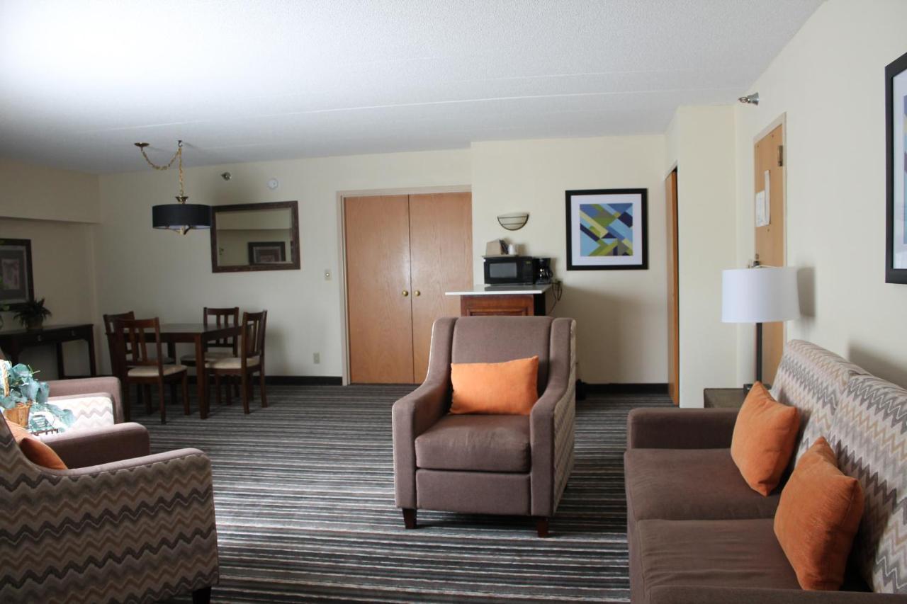 Crossroads Hotel And Huron Event Center Bagian luar foto