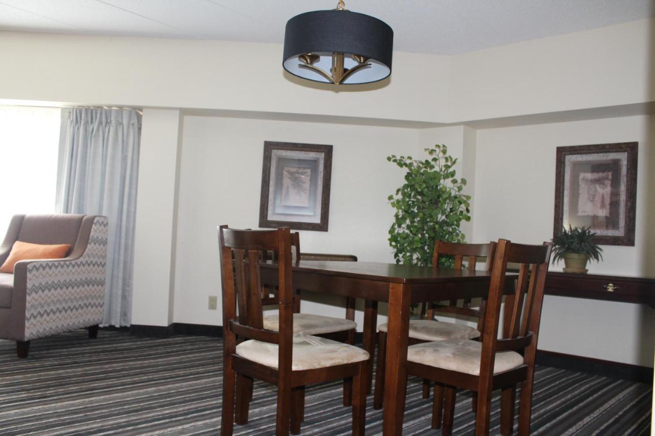 Crossroads Hotel And Huron Event Center Bagian luar foto