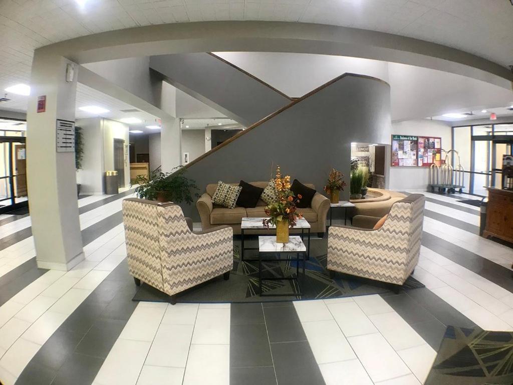 Crossroads Hotel And Huron Event Center Bagian luar foto