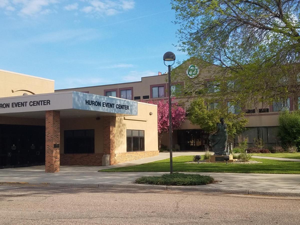 Crossroads Hotel And Huron Event Center Bagian luar foto