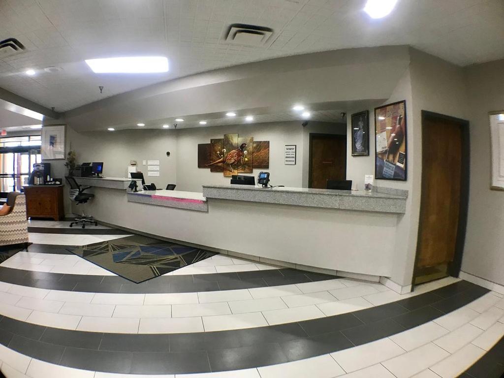 Crossroads Hotel And Huron Event Center Bagian luar foto