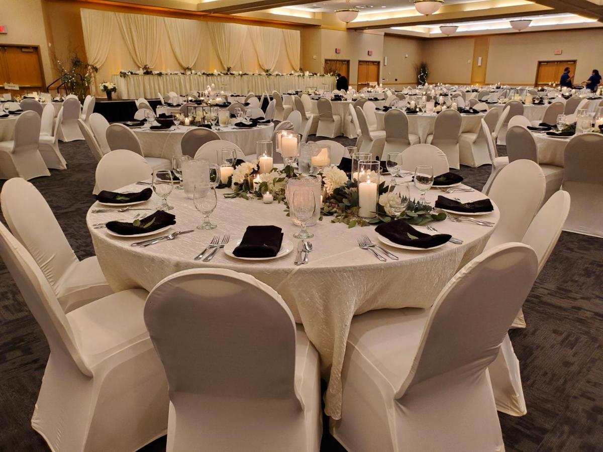 Crossroads Hotel And Huron Event Center Bagian luar foto