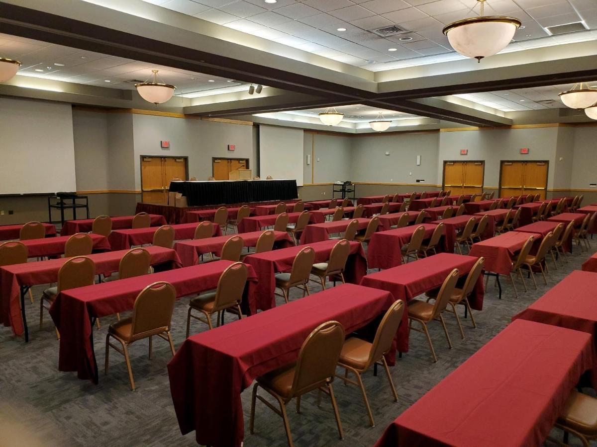 Crossroads Hotel And Huron Event Center Bagian luar foto