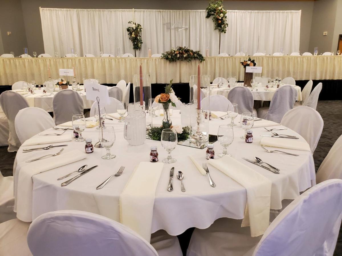 Crossroads Hotel And Huron Event Center Bagian luar foto