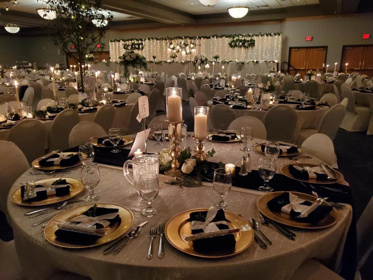 Crossroads Hotel And Huron Event Center Bagian luar foto