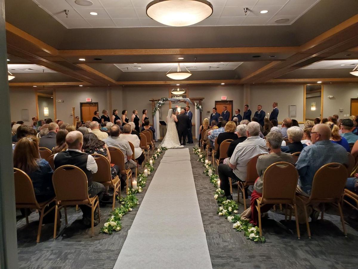 Crossroads Hotel And Huron Event Center Bagian luar foto