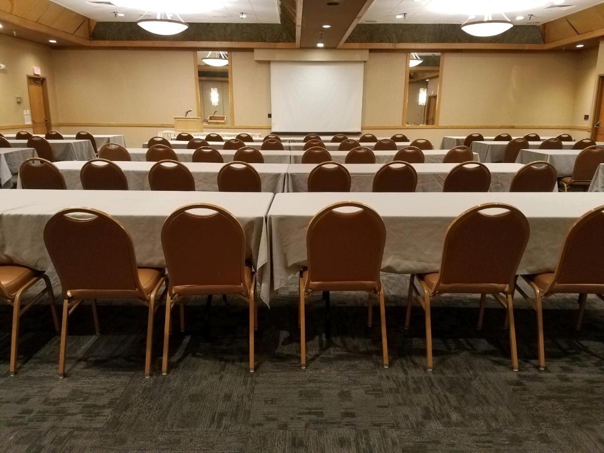 Crossroads Hotel And Huron Event Center Bagian luar foto