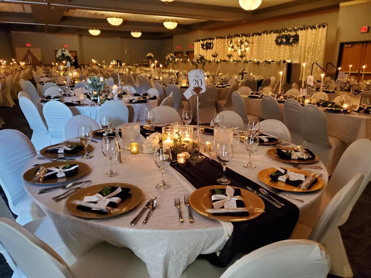 Crossroads Hotel And Huron Event Center Bagian luar foto