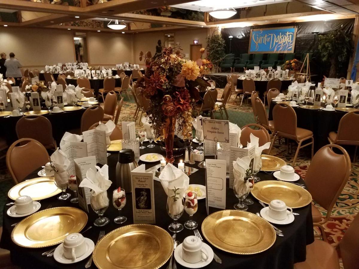 Crossroads Hotel And Huron Event Center Bagian luar foto