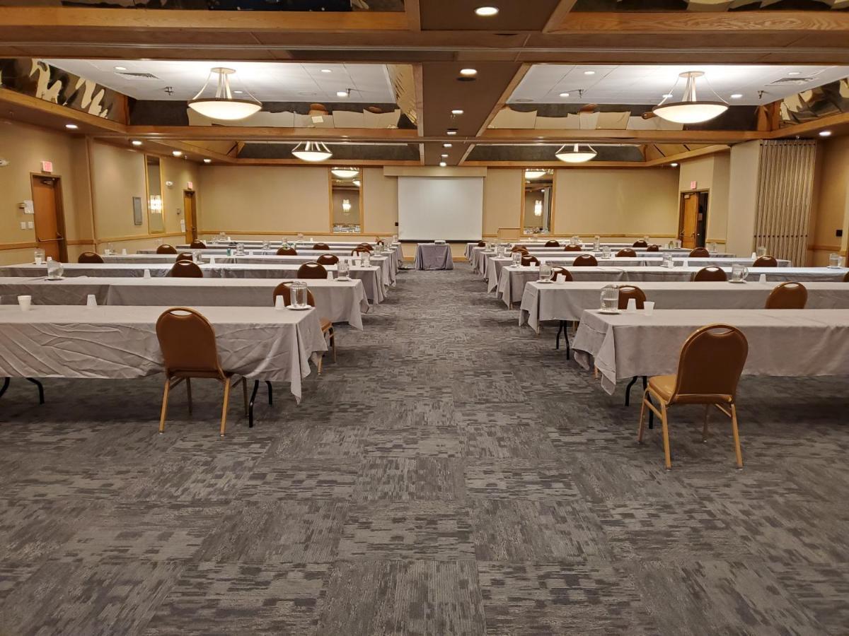 Crossroads Hotel And Huron Event Center Bagian luar foto