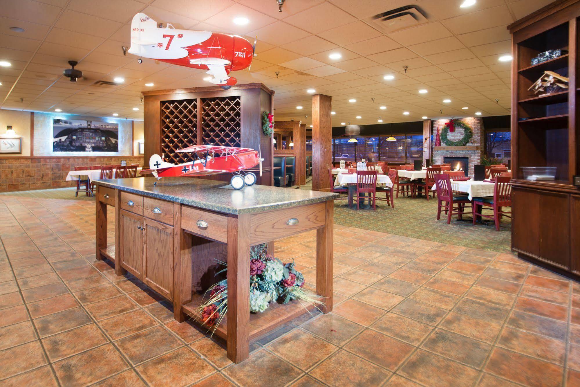 Crossroads Hotel And Huron Event Center Bagian luar foto
