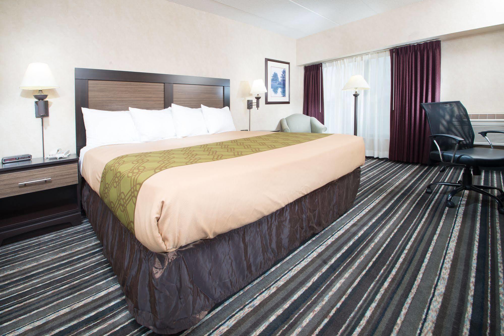 Crossroads Hotel And Huron Event Center Bagian luar foto