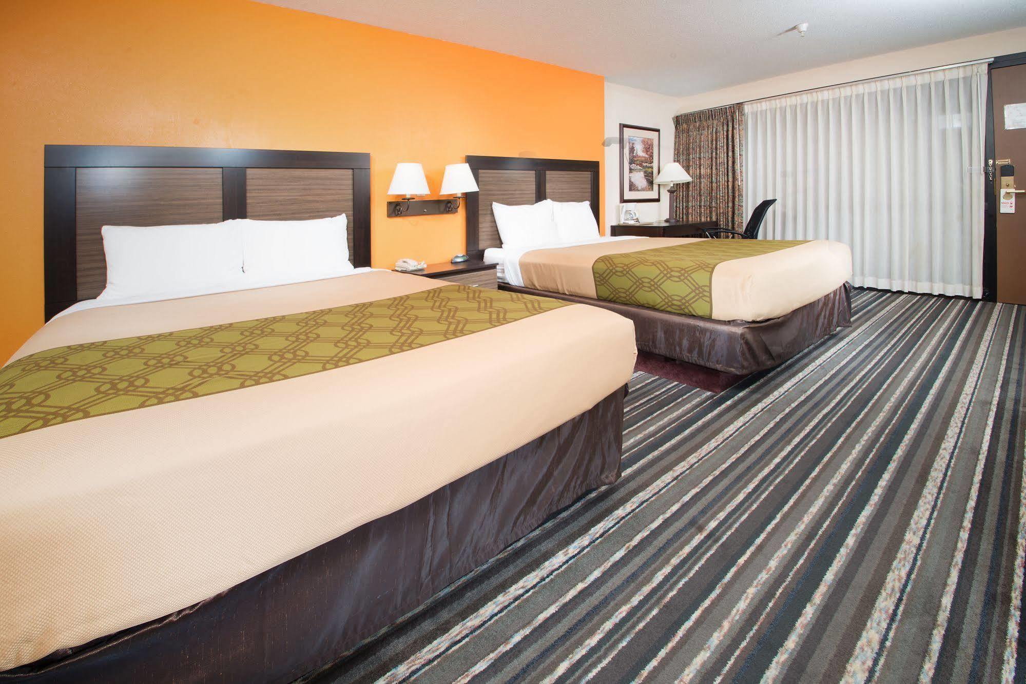 Crossroads Hotel And Huron Event Center Bagian luar foto
