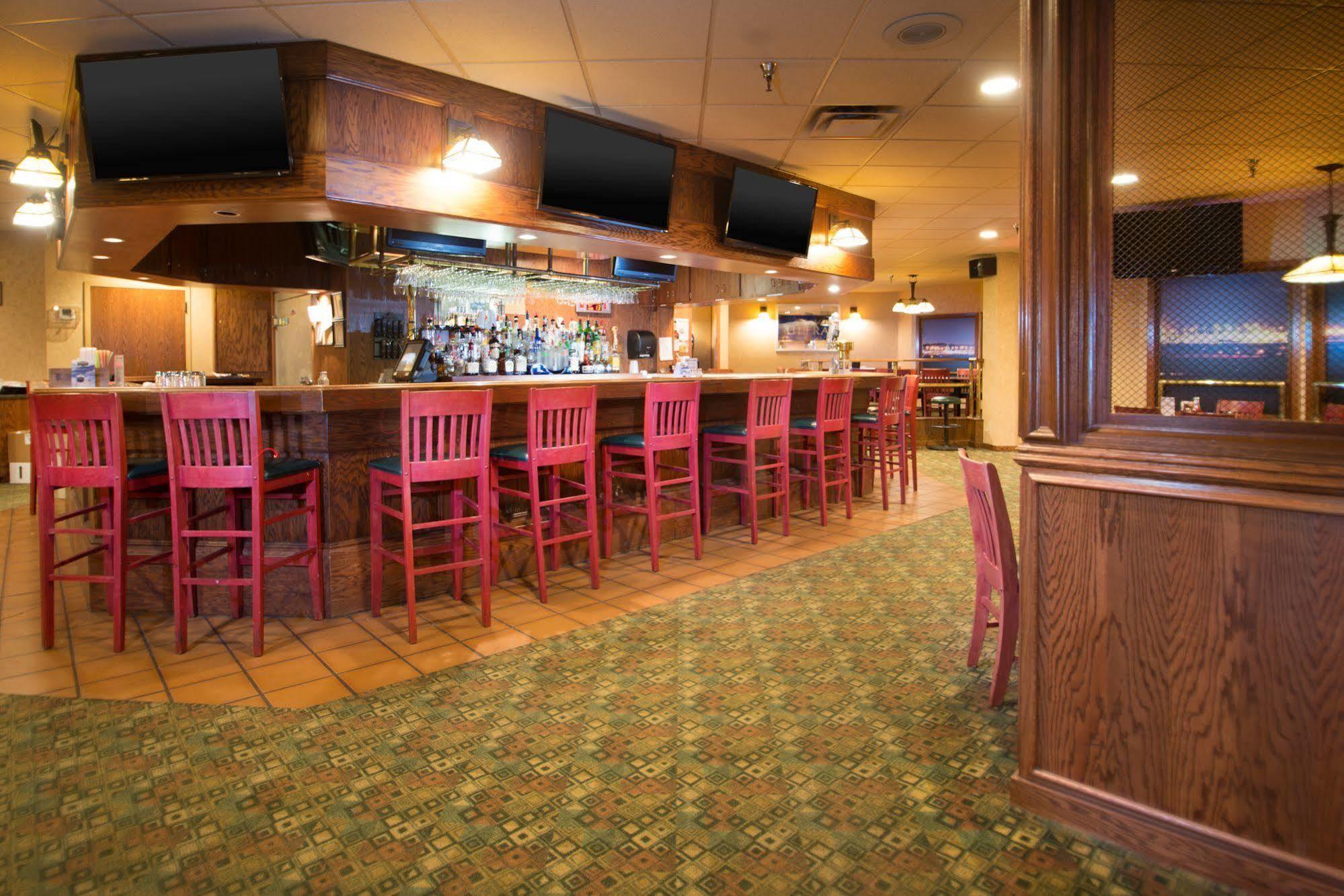 Crossroads Hotel And Huron Event Center Bagian luar foto
